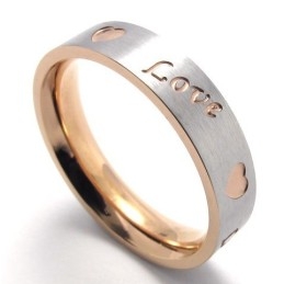 Anillo De Titanio Con Forma Elegante Y Brillo De Color Que Le Otorga Una Larga Reputación.