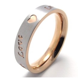 Anillo De Titanio Con Forma Elegante Y Brillo De Color Que Le Otorga Una Larga Reputación.
