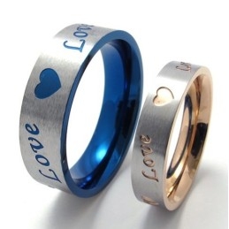 Anillo De Titanio Con Forma Elegante Y Brillo De Color Que Le Otorga Una Larga Reputación.