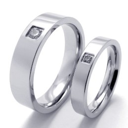 Anillo De Titanio De Excelente Calidad, Con Forma Elegante Y Brillo De Color.