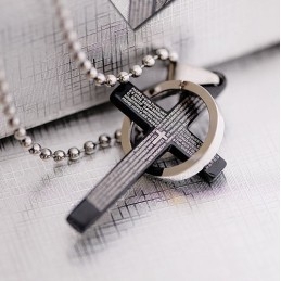 Colgante De Cruz De Titanio Para Hombre Con La Santa Biblia Clásica Negra