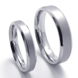 Anillo De Titanio Con Diseño Moderno Y Colores Brillantes Que Evocan Una Larga Historia