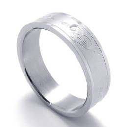 Anillo De Titanio De Alta Calidad Con Un Brillo De Color Finamente Procesado