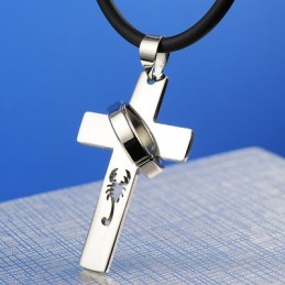 Colgante De Collar Con Cruz De Titanio Del Rey Escorpión