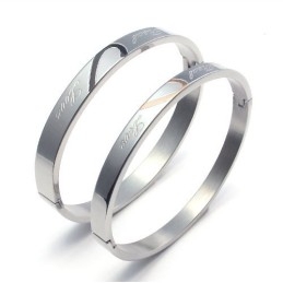 Brazalete De Titanio De Excelente Calidad Con Un Diseño Hábil Y Un Brillo De Color.