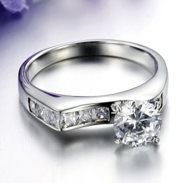 Anillo De Titanio Femenino De Calidad Estable Con Diamantes De Imitación