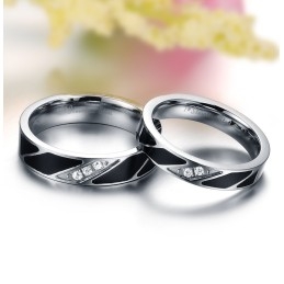 Anillo De Titanio De Alta Calidad Para Amantes Con Diamantes.