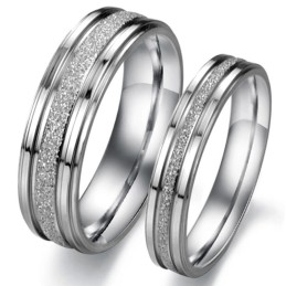 Anillo De Titanio Con Arena Perlada Y Amplia Variedad Para Amantes