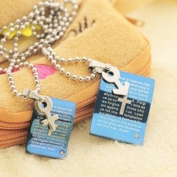 Collar Con Colgante De Pareja De Novios Con La Biblia Azul De Moda