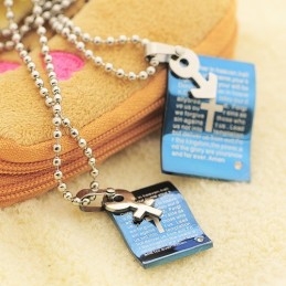 Collar Con Colgante De Pareja De Novios Con La Biblia Azul De Moda
