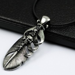 Collar Con Colgante De Titanio Y Plumas De Calavera, Estilo Moderno Y Actual.