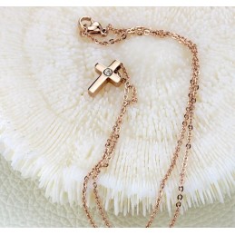 Collar De Titanio Con Cruz De La Reina De La Calidad Y Diamantes De Imitación