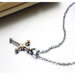 Collar De Titanio Con Cruz Femenina "El Rey De La Cantidad"