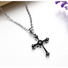 Collar De Titanio Con Cruz Femenina De Excelente Calidad Y Diamantes De Imitación.