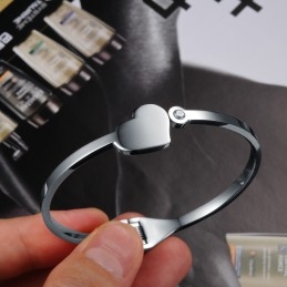 Conocido Por Su Excelente Calidad En Brazaletes De Titanio Con Forma De Corazón Para Mujer.