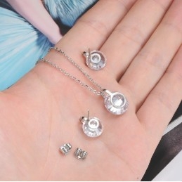 Collar Y Pendientes De Titanio De Calidad Con Diamantes De Imitación.