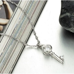 Collar De Titanio Con Baño De Platino Y Diamantes De Imitación Para Mujer Con Cerradura Y Llave.