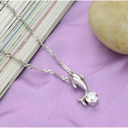 Collar De Titanio Con Baño De Platino Y Diamantes En Forma De Delfín Femenino De Renombre Mundial