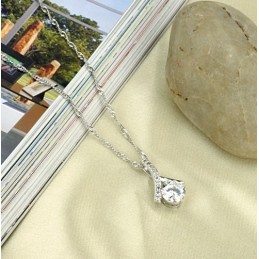Collar De Titanio Con Baño De Platino Y Diamantes Para Mujer De Excelente Calidad.