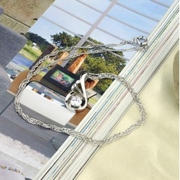 Collar De Titanio Con Baño De Platino Y Diamantes Para Mujer.