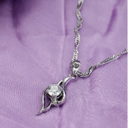 Collar De Titanio Con Baño De Platino Y Forma De Pluma Para Mujer De Alta Calidad