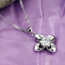 Collar De Titanio Con Baño De Platino Y Diamantes Para Mujer De Renombre Mundial