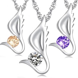 Collar De Titanio Con Baño De Platino Y Diamantes En Forma De Ala Para Mujer De La Reina De La Calidad