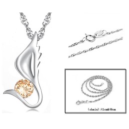 Collar De Titanio Con Baño De Platino Y Diamantes En Forma De Ala Para Mujer De La Reina De La Calidad