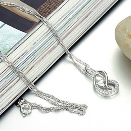 Collar De Titanio Con Baño De Platino Y Diamantes De Imitación Para Mujer De Alta Calidad.