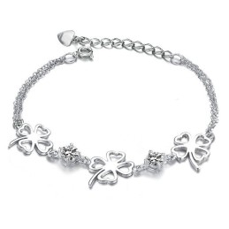 Pulsera De Titanio Con Baño De Platino Y Diamantes En Forma De Trébol Para Mujer De Calidad.