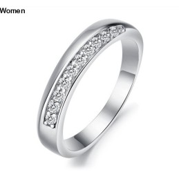 Anillo De Titanio Con Baño De Platino Y Diamantes De Imitación Para Mujer, De Renombre Mundial.