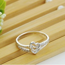 Anillo De Titanio Con Baño De Platino Y Forma De Corazón Para Mujer De Excelente Calidad