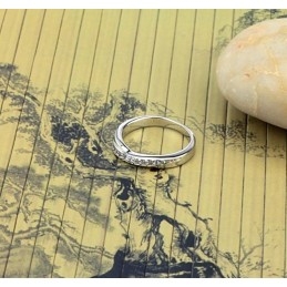 Anillo De Titanio Con Baño De Platino Y Diamantes De Imitación Para Mujer De Alta Calidad.