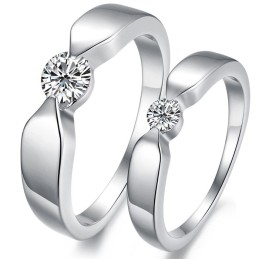 Anillo De Titanio Con Baño De Platino De Alta Calidad Para Amantes Con Diamantes De Imitación.