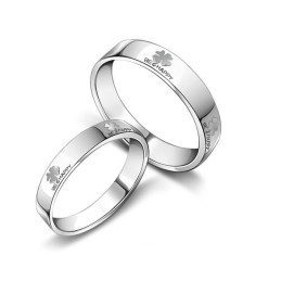 Anillo De Titanio Con Baño De Platino En Forma De Trébol De Excelente Calidad Para Amantes.