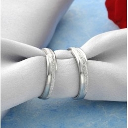 Anillo De Titanio Con Baño De Platino Y Perlas De Gran Variedad Para Enamorados