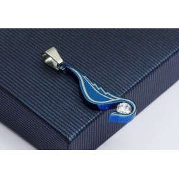 Colgante De Titanio Con Alas De Ángel Y Diamantes (Cadena Gratis)
