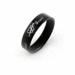 Anillo De Titanio Negro De 6 Mm Para Hombre Con Una Flecha Que Atraviesa Dos Corazones