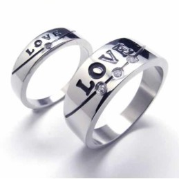 Anillo De Corte De Titanio Con Incrustaciones De Diamantes Love De 5 Mm