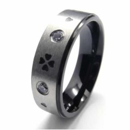 Anillo De Titanio De 6 Mm Con Incrustaciones De Diamantes Y Trébol De Cuatro Hojas