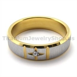 Anillo De Titanio Con Cruz Dorada Y Diamante