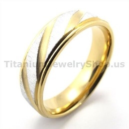 Anillo De Titanio Dorado Con Diamante