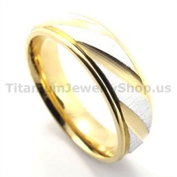 Anillo De Titanio Dorado Con Diamante