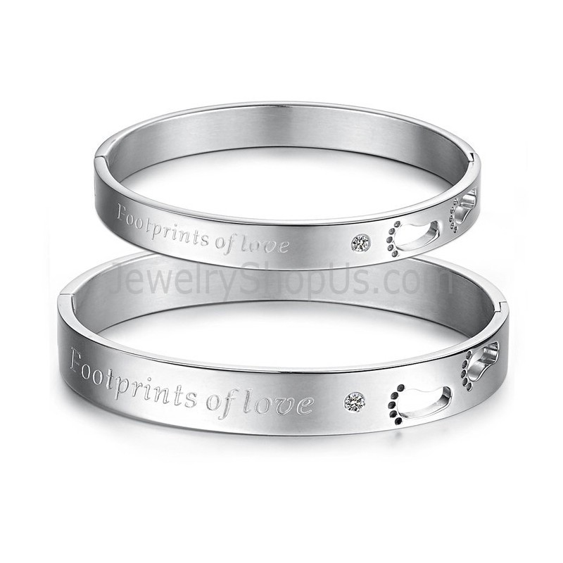Brazaletes De Pareja "Huellas De Amor" De Tatanium Con Huellas Huecas Y Pedrería C850 Brazaletes De Pareja "Huellas De Amor" De Tatanium Con Huellas Huecas Y Pedrería C850