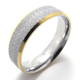 Anillo De Titanio Con Perla Y Detalles Dorados