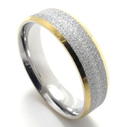 Anillo De Titanio Con Perla Y Detalles Dorados