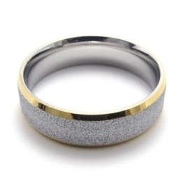 Anillo De Titanio Con Perla Y Detalles Dorados