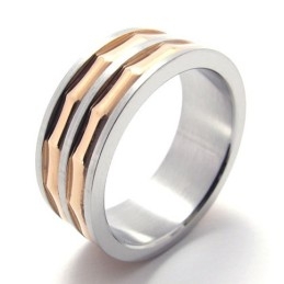 Anillo De Titanio Con Detalles Dorados En Color Café