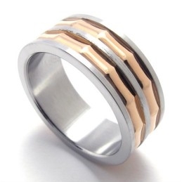Anillo De Titanio Con Detalles Dorados En Color Café