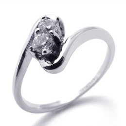 Anillo De Titanio Con Diamantes Para Mujer